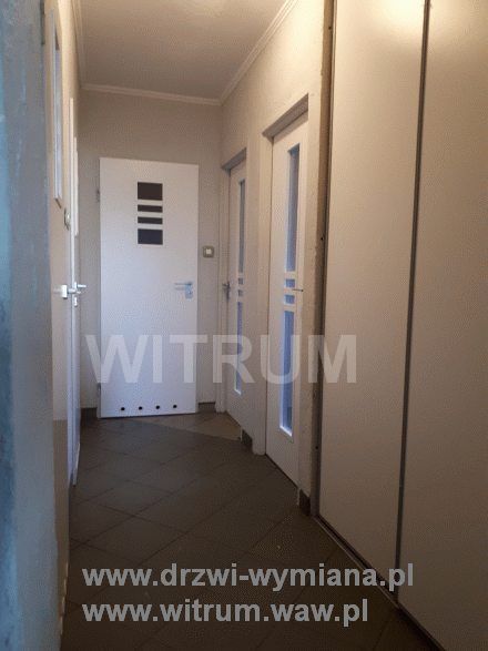 Korytaż w mieszkaniu w bloku drzwi