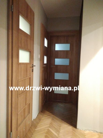 korytarz z zabudowanymi futrynami